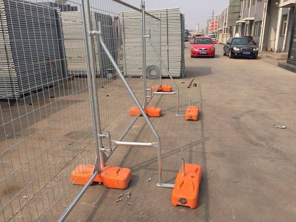 Two braces are used to support the Australia temporary fence to assure a firm standing.