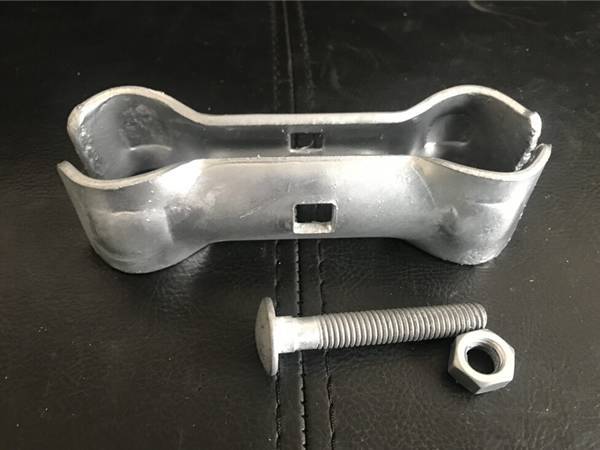 A clamp is used to fix two round pipes of Australia temporary fence.